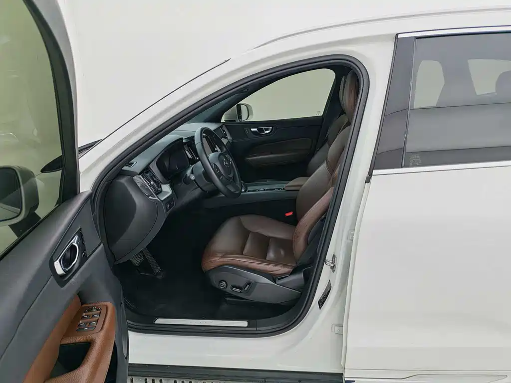 Volvo XC60 2021 — фото 12