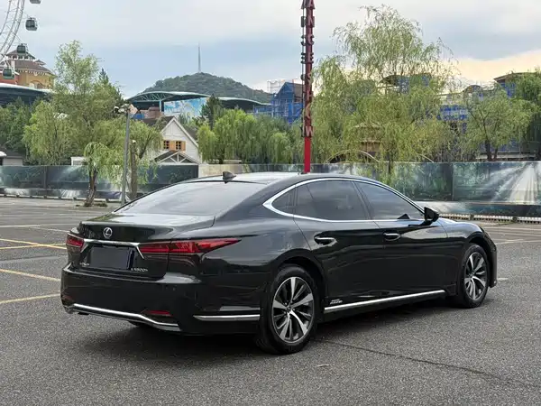 Lexus LS 2022