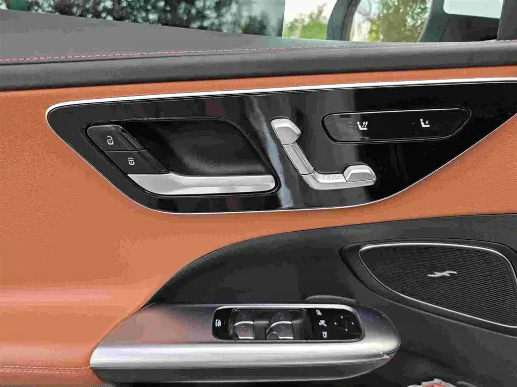 Mercedes-Benz C-Class 2025 — фото 11