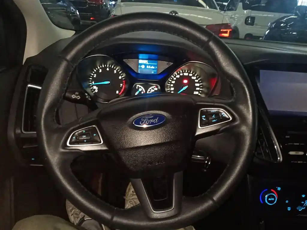 Ford Focus 2016 — фото 11