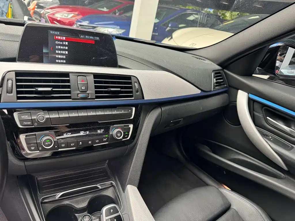 BMW 3 Series 2018 — фото 16