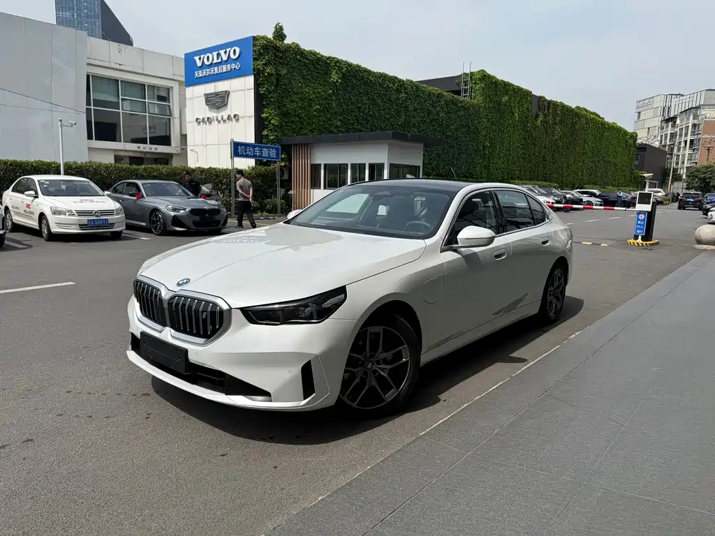 BMW i5 2025 — фото 1