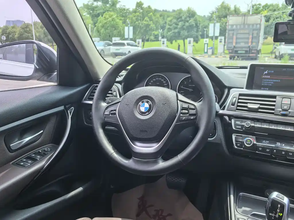BMW 3 Series 2018 — фото 10