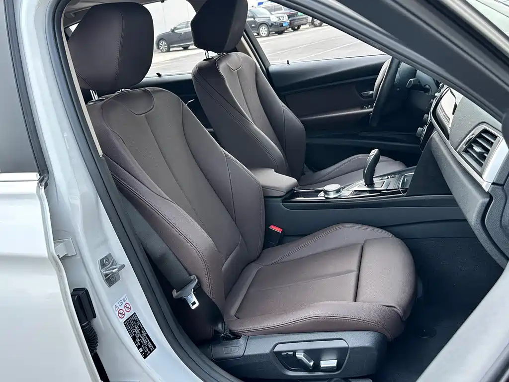 BMW 3 Series 2019 — фото 12