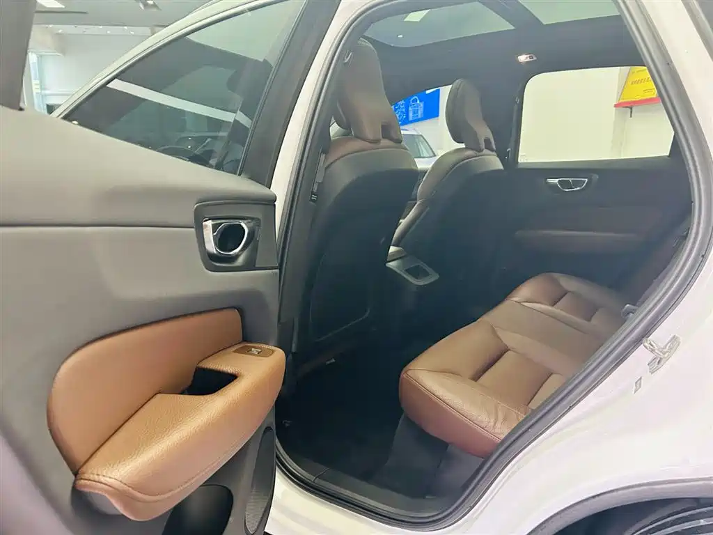 Volvo XC60 2021 — фото 23