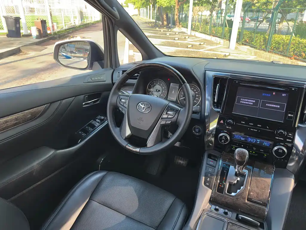 Toyota Alphard 2018 — фото 20