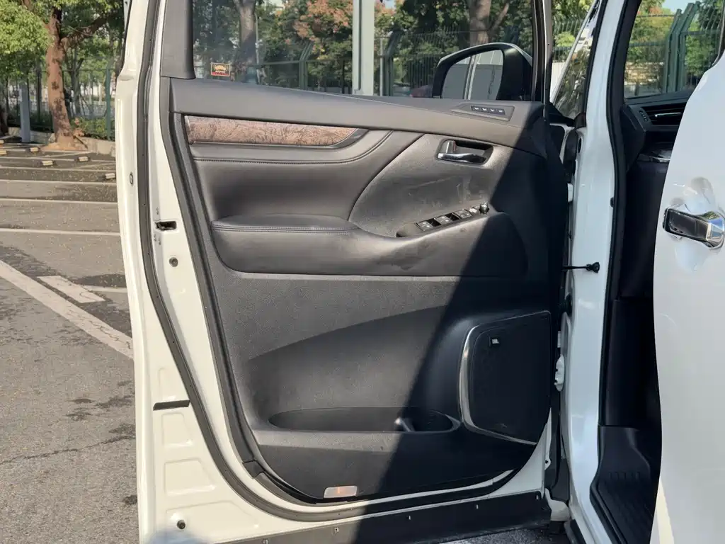Toyota Alphard 2018 — фото 26