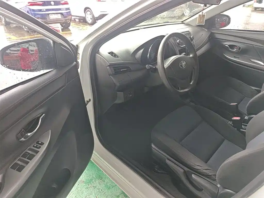 Toyota Yaris L 2015 — фото 16