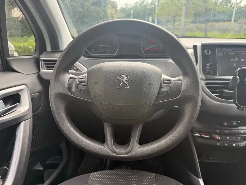 Peugeot 2008 2015 — фото 10