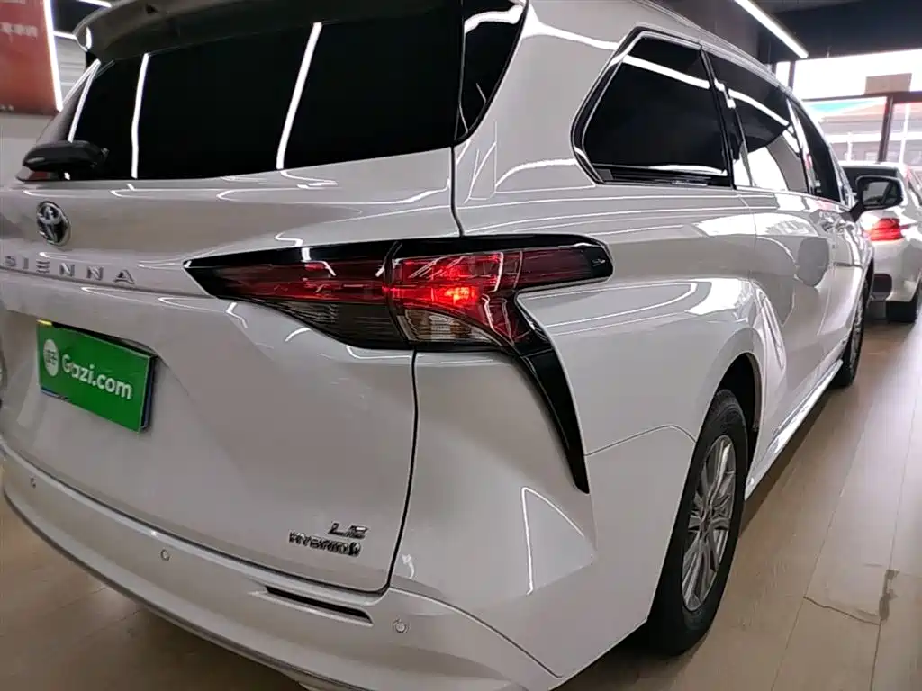 Toyota Sienna 2023 — фото 8