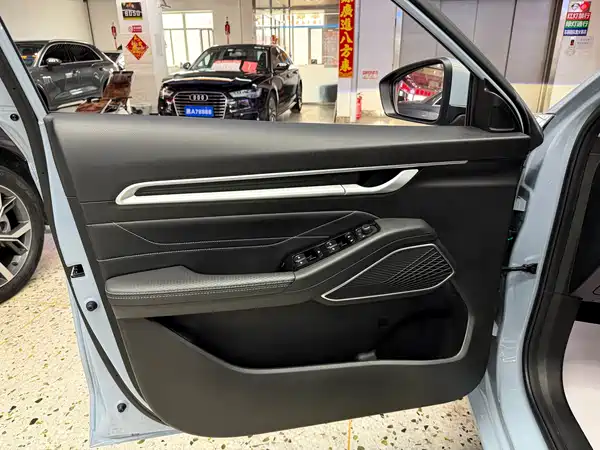 Geely Emgrand 2023