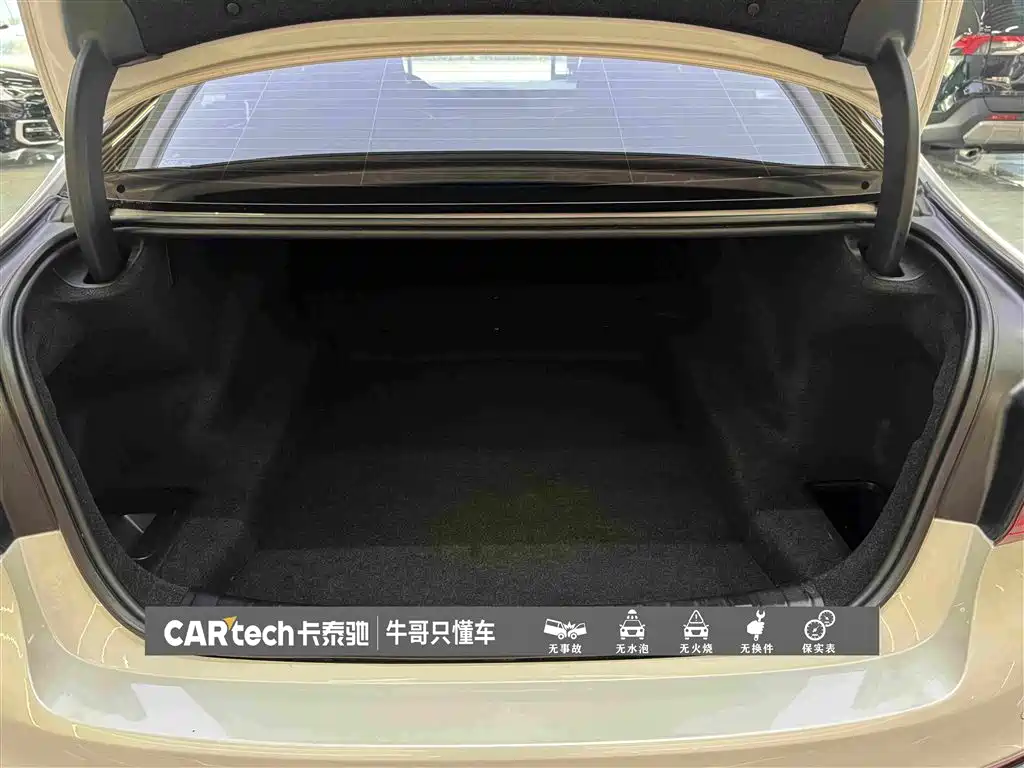 BMW 5 Series 2019 — фото 13