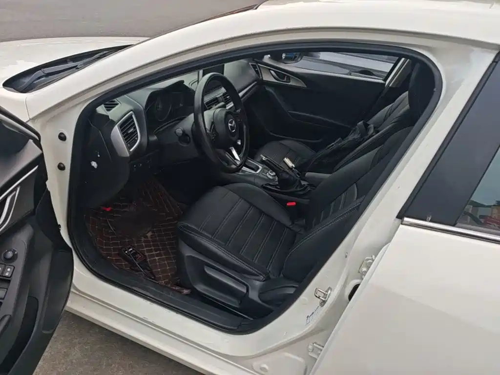 Mazda 3 Axela 2018 — фото 15