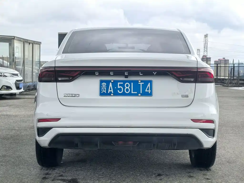 Geely Emgrand 2022