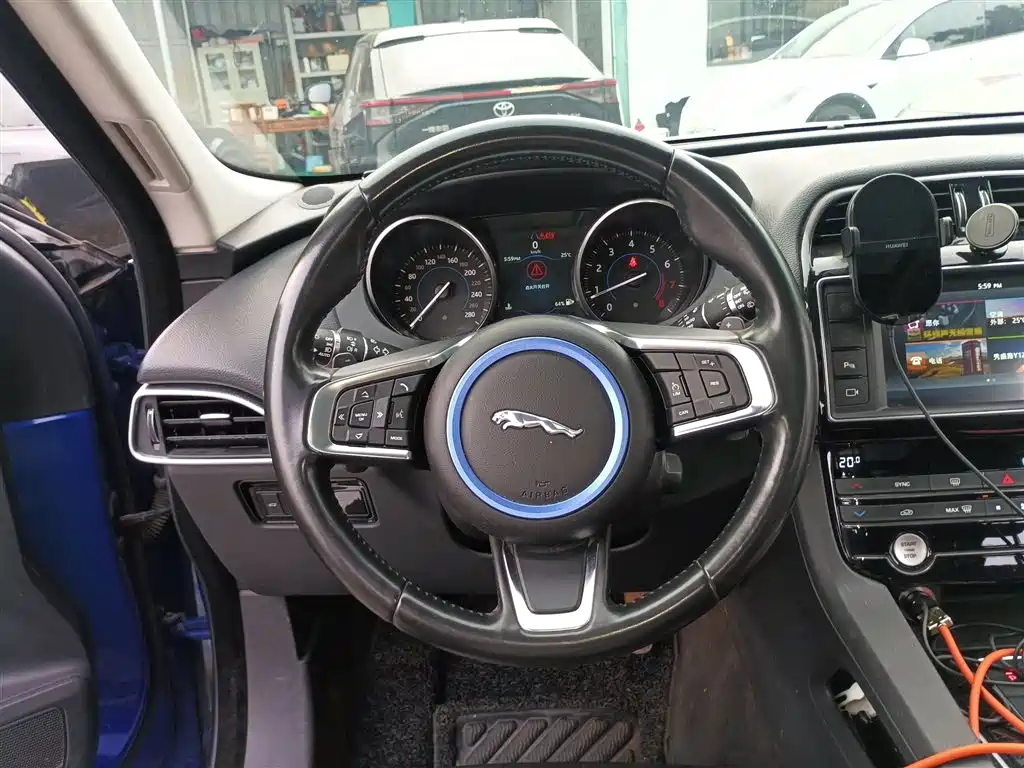 Jaguar F-PACE 2018 — фото 11