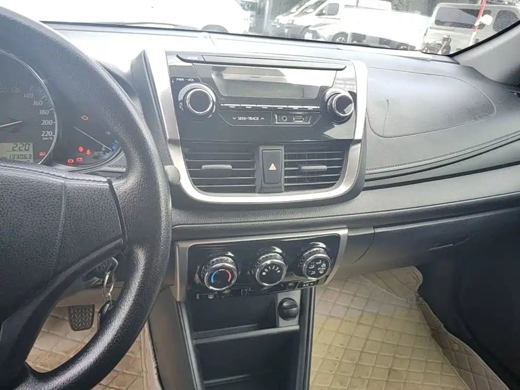 Toyota Yaris L 2017 — фото 13