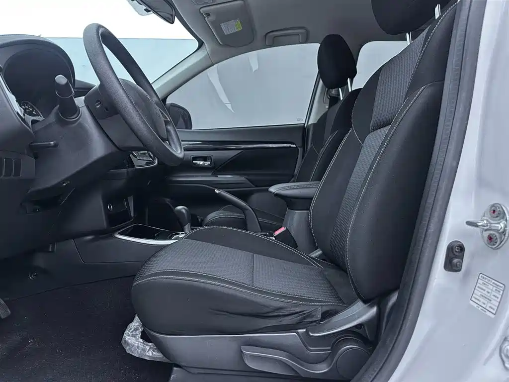 Mitsubishi Outlander 2022 — фото 15
