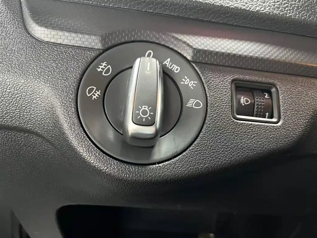 Volkswagen Jetta 2017 — фото 12