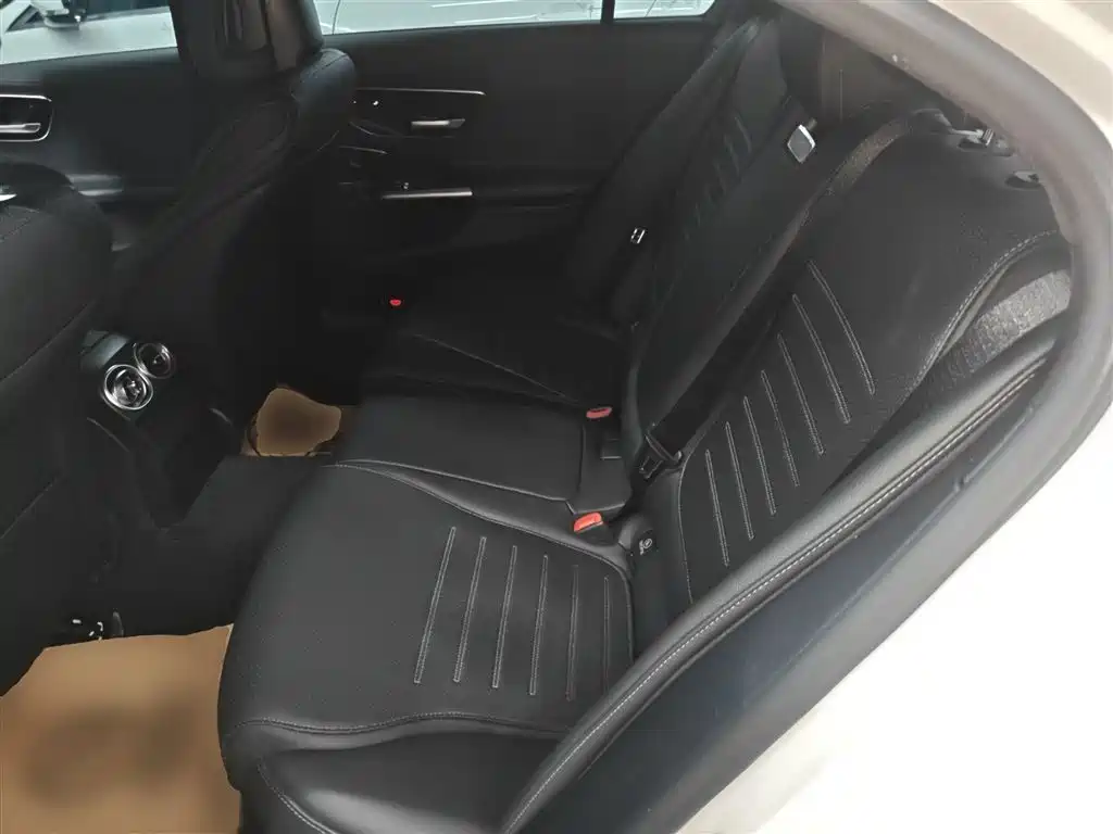 Mercedes-Benz C-Class 2023 — фото 13