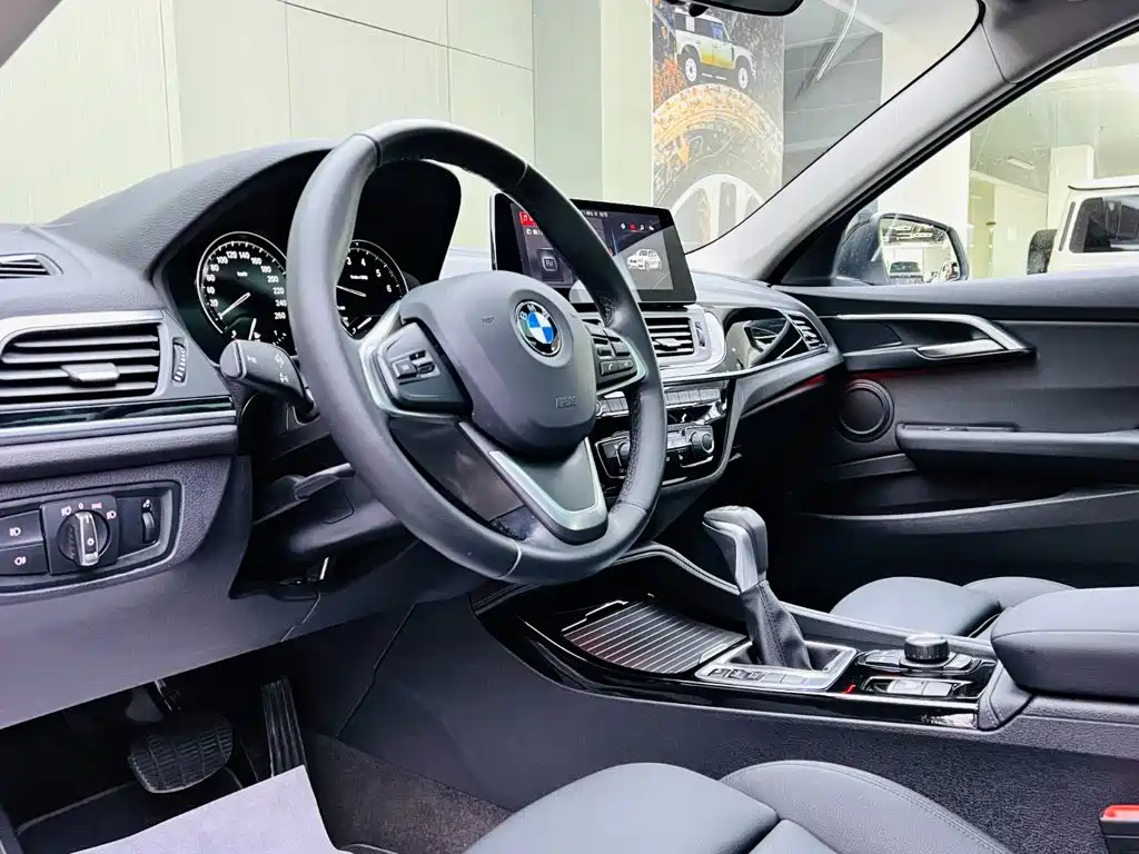 BMW 1 Series 2018 — фото 8