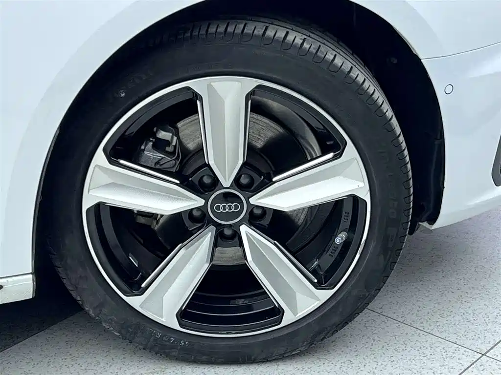 Audi A4L 2022 — фото 7