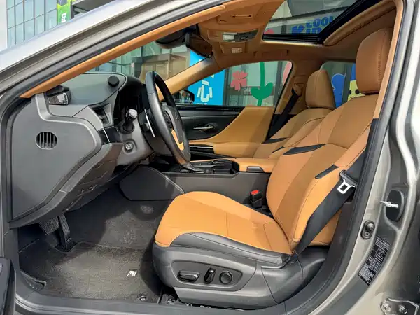 Lexus ES 2021