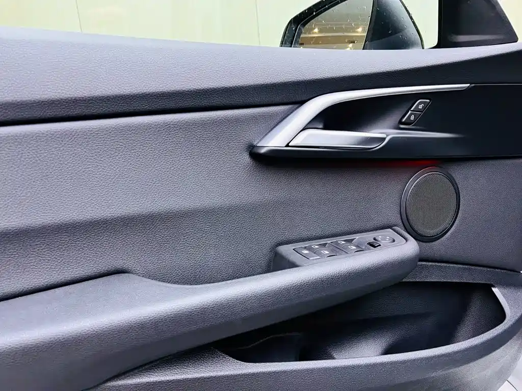 BMW 1 Series 2018 — фото 11