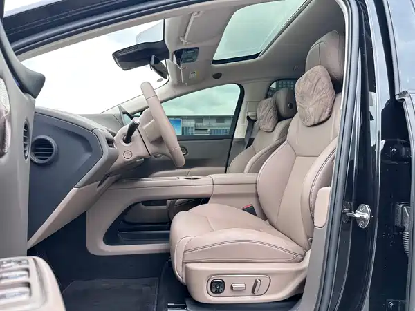 Li Auto i8 2025