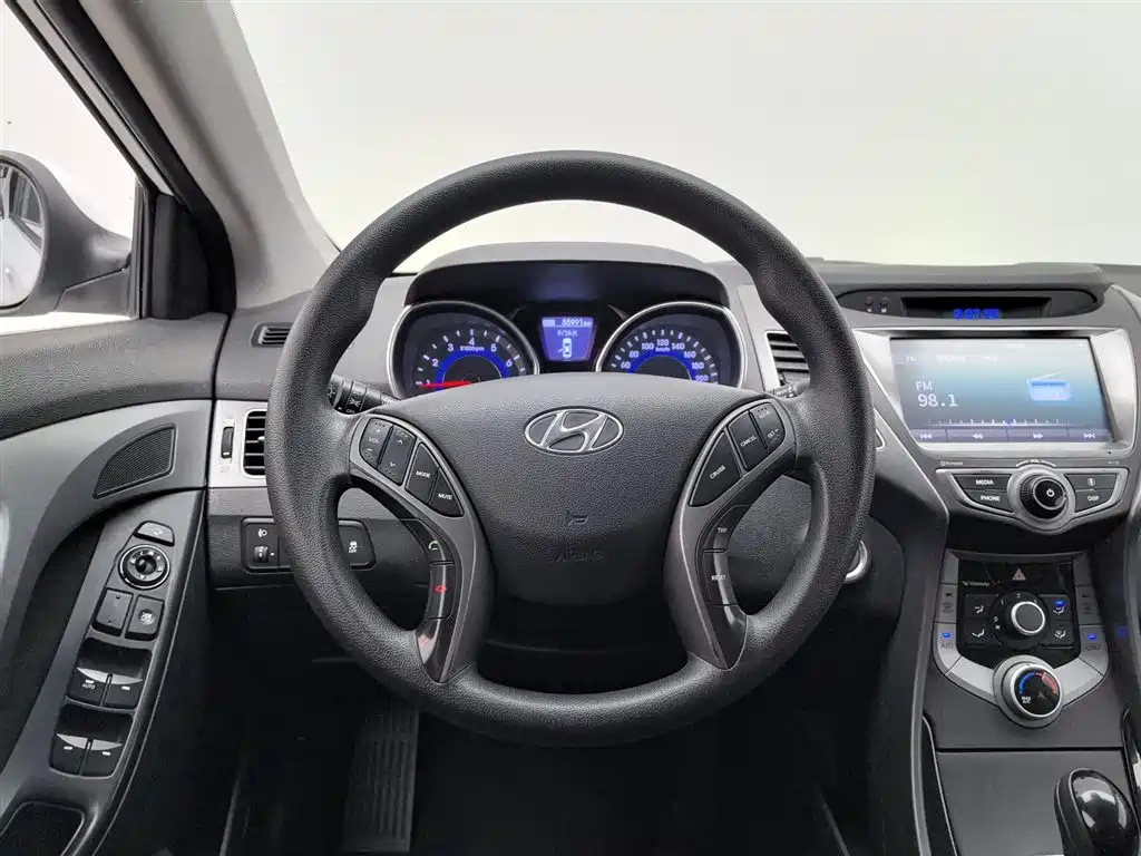 Hyundai Elantra Langdong 2018 — фото 11