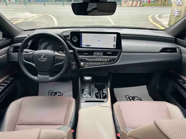 Lexus ES 2024