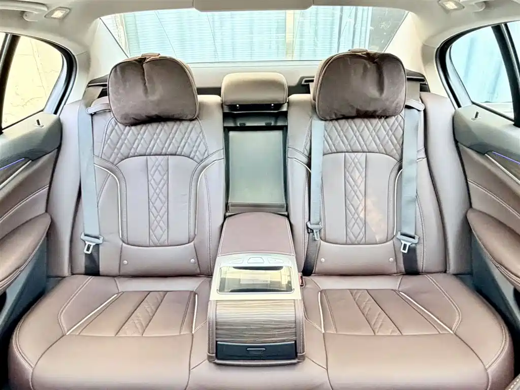 BMW 5 Series 2019 — фото 14
