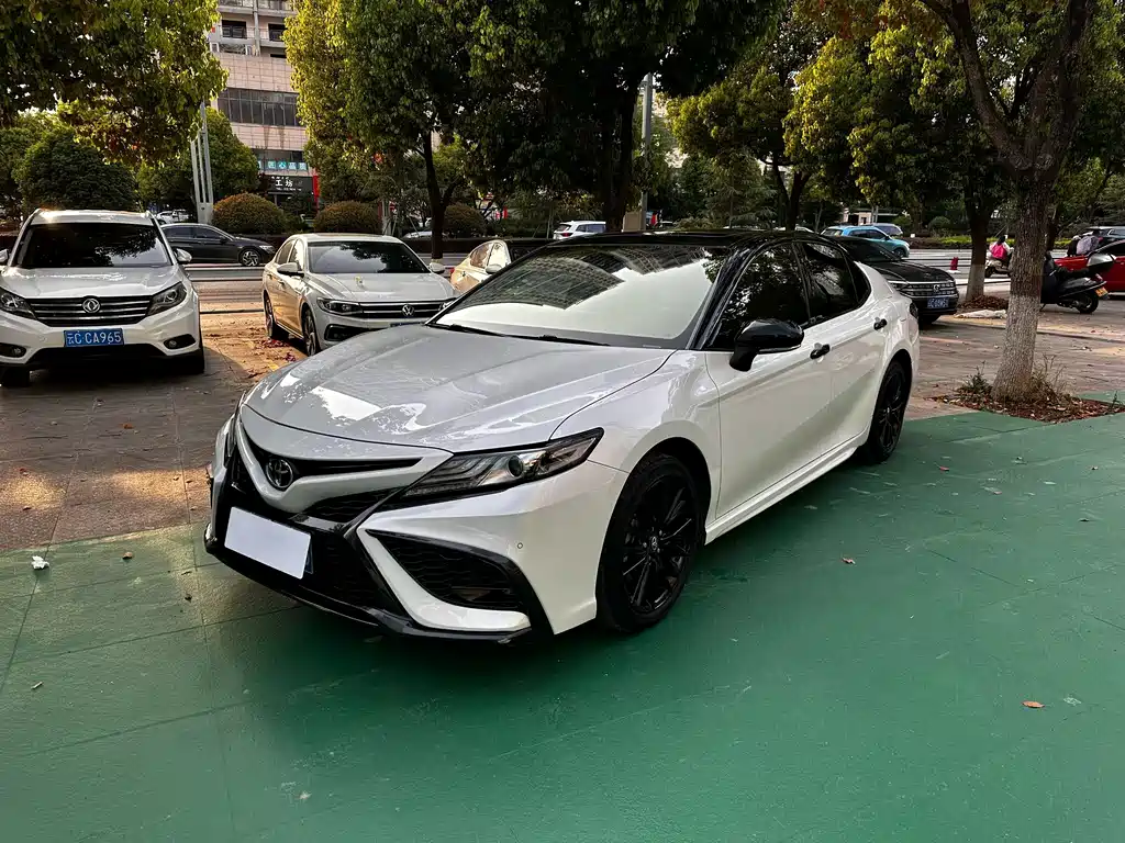 Toyota Camry 2023 — фото 1