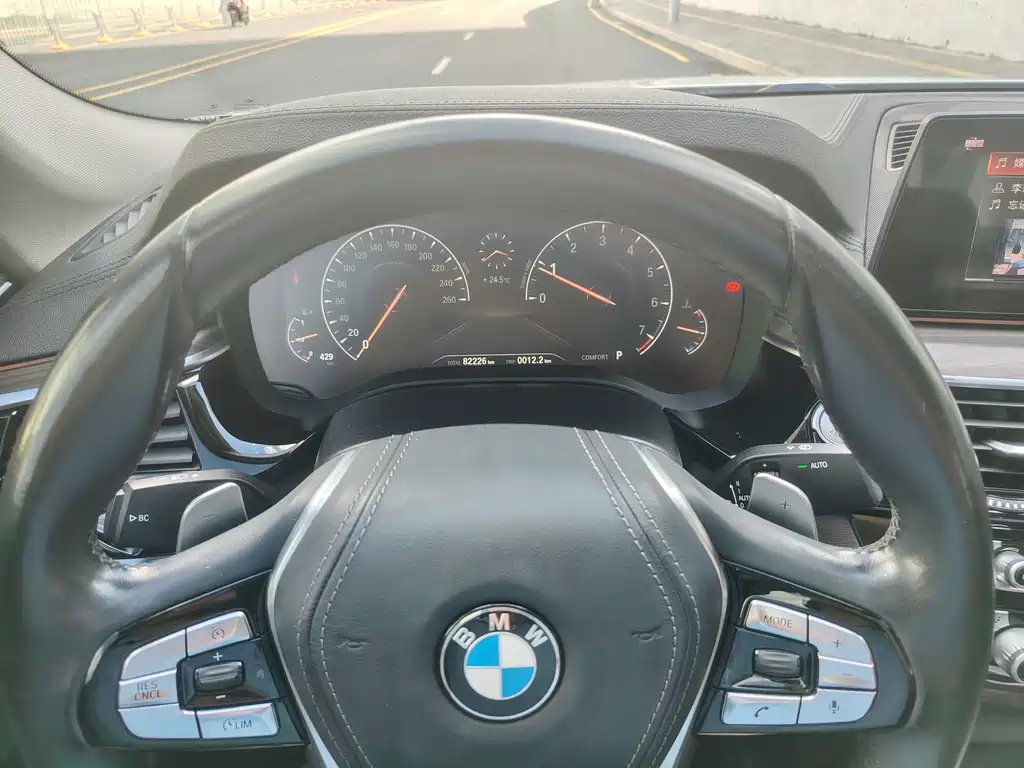 BMW 5 Series 2019 — фото 16