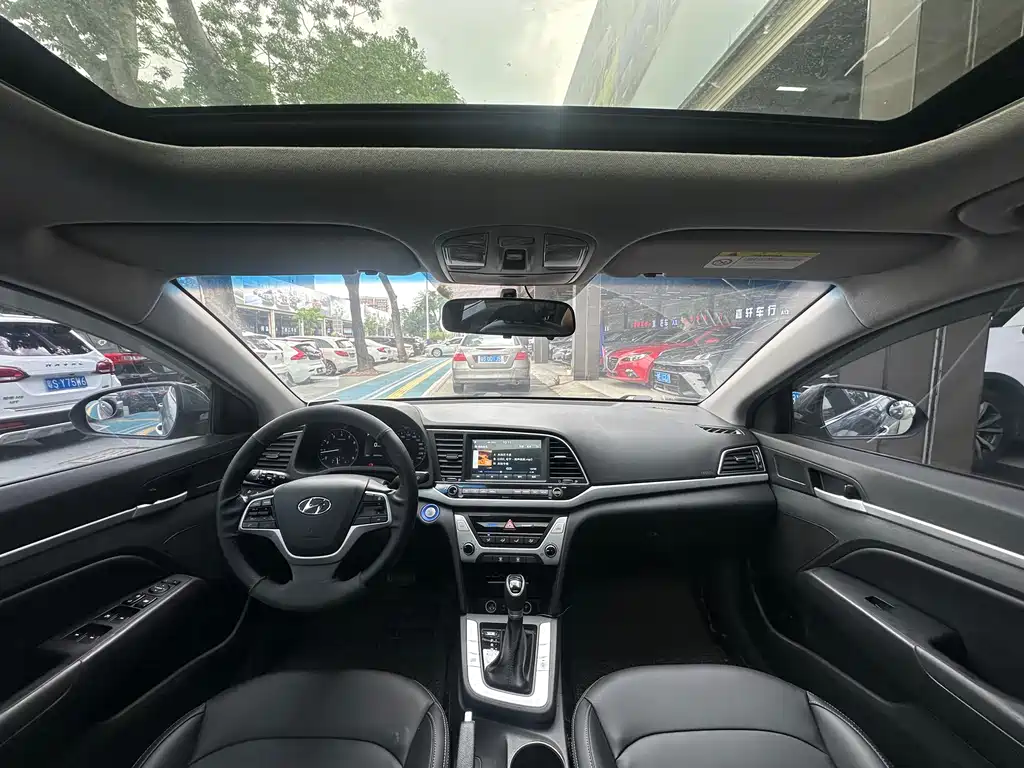 Hyundai Elantra 2018 — фото 8