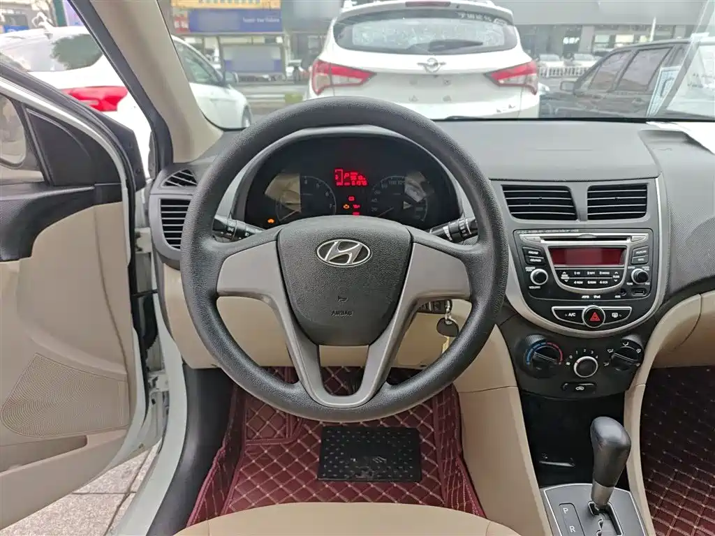 Hyundai Verna 2015 — фото 11