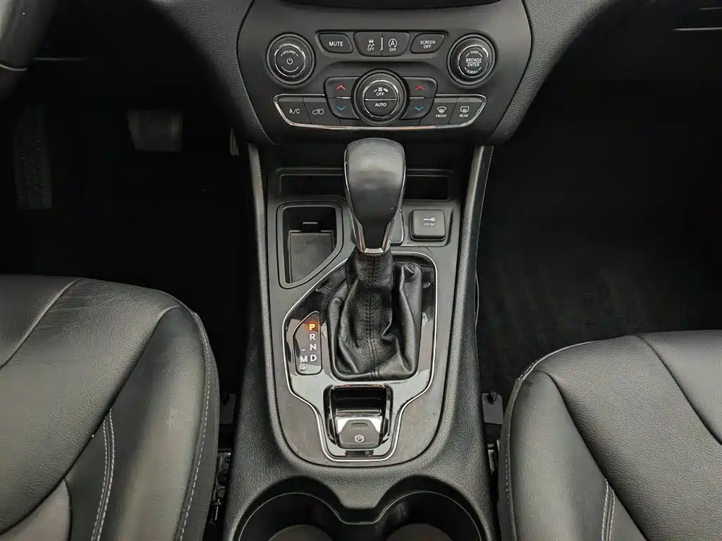 Jeep Cherokee 2020 — фото 13