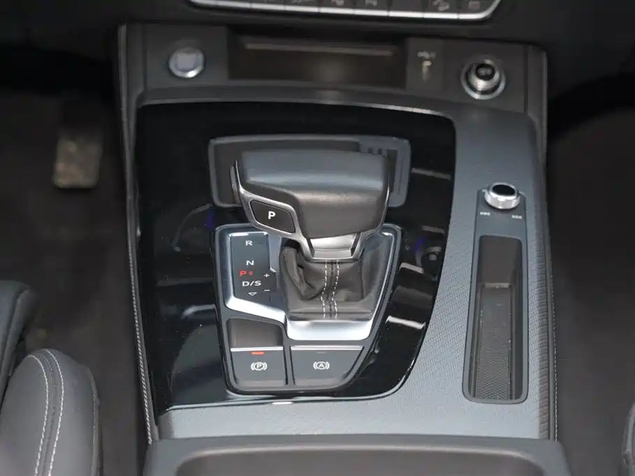 Audi Q5L 2023 — фото 13