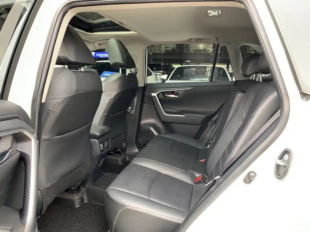 Toyota RAV4 2022 — фото 11