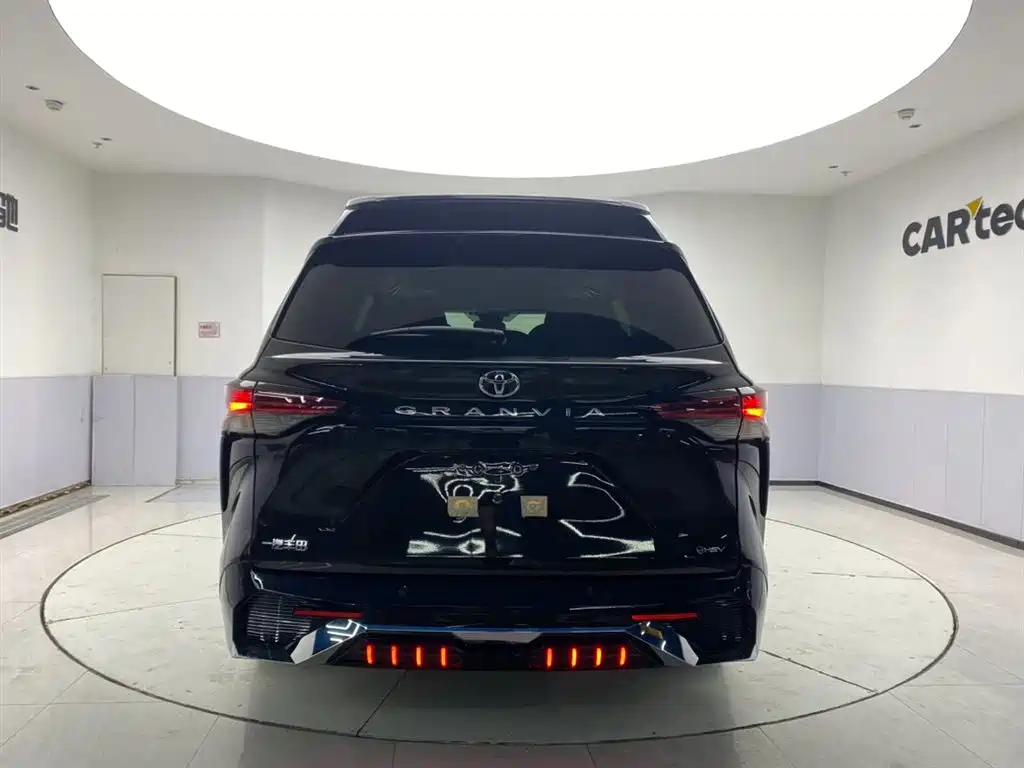 Toyota Granvia — фото 7
