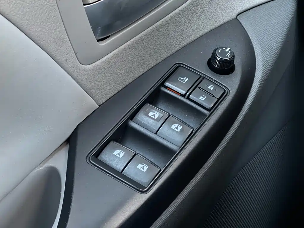 Toyota Sienna 2017 — фото 10