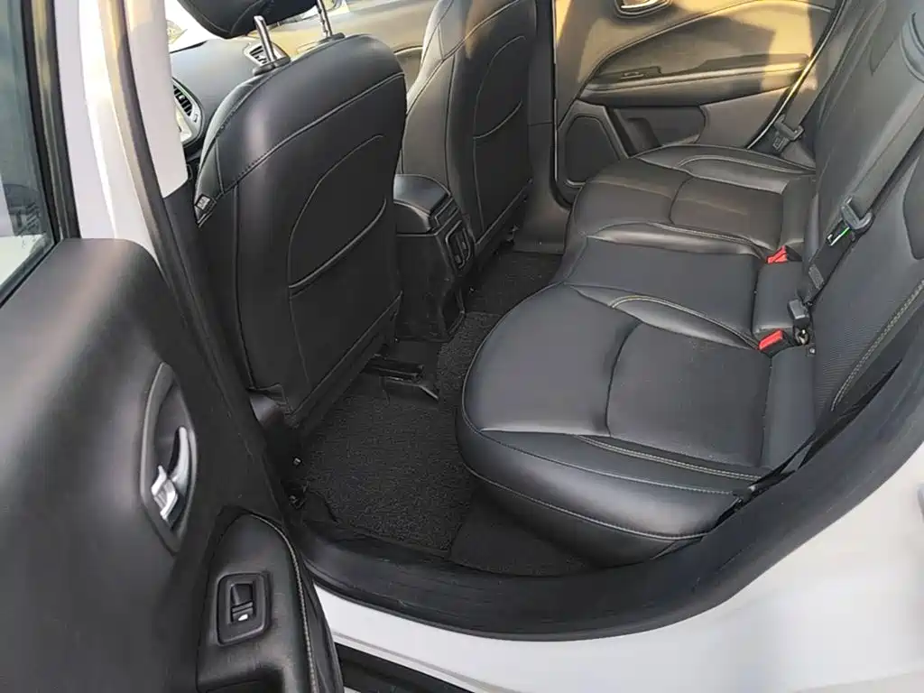 Jeep Compass 2018 — фото 17