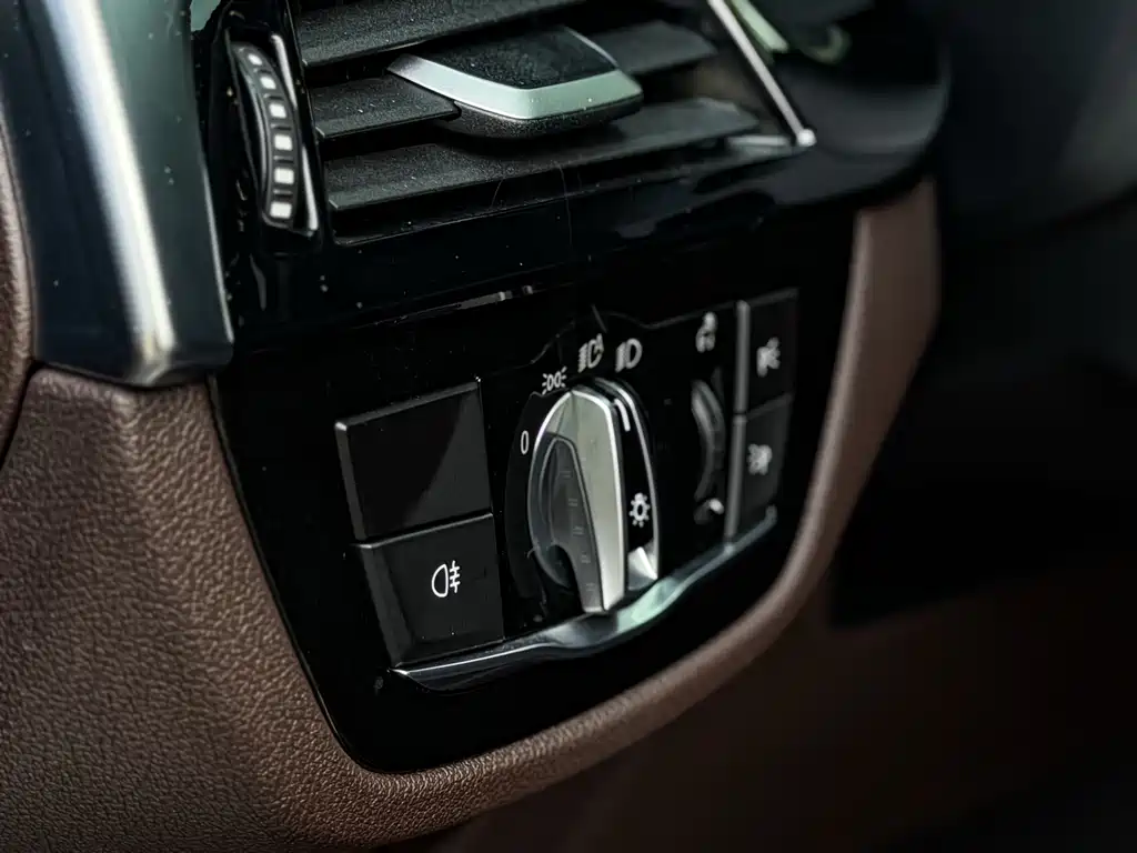 BMW 5 Series 2020 — фото 11