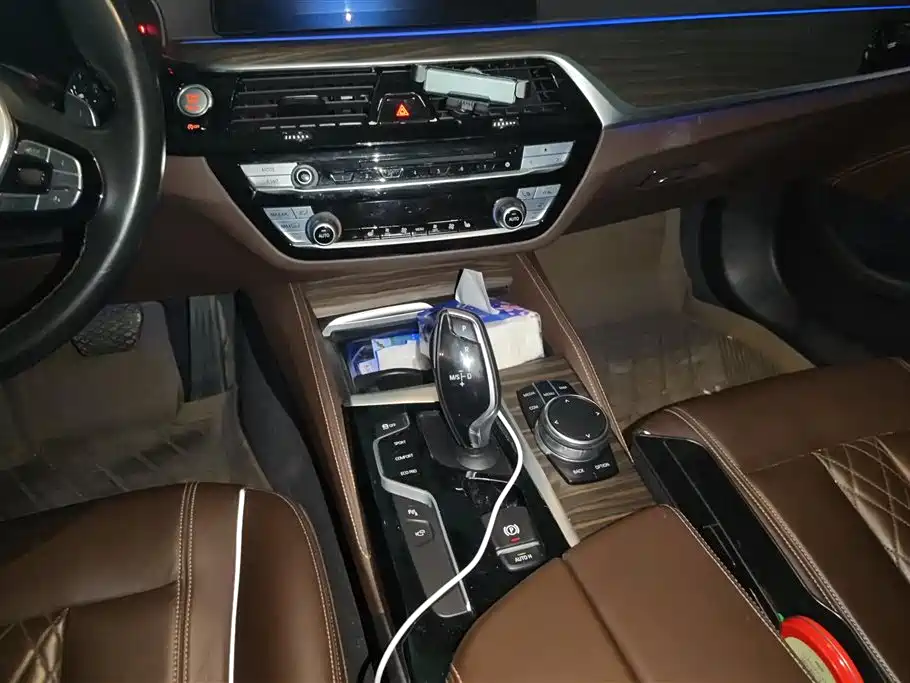 BMW 5 Series 2018 — фото 16