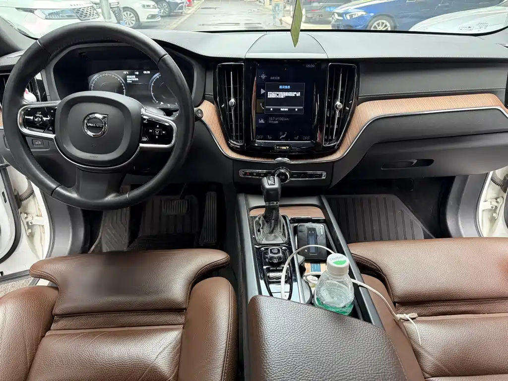 Volvo XC60 2021 — фото 14