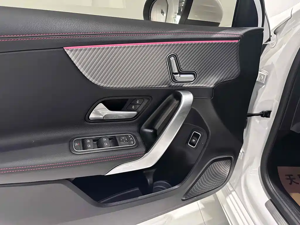 Mercedes-Benz A-Class 2024 — фото 4