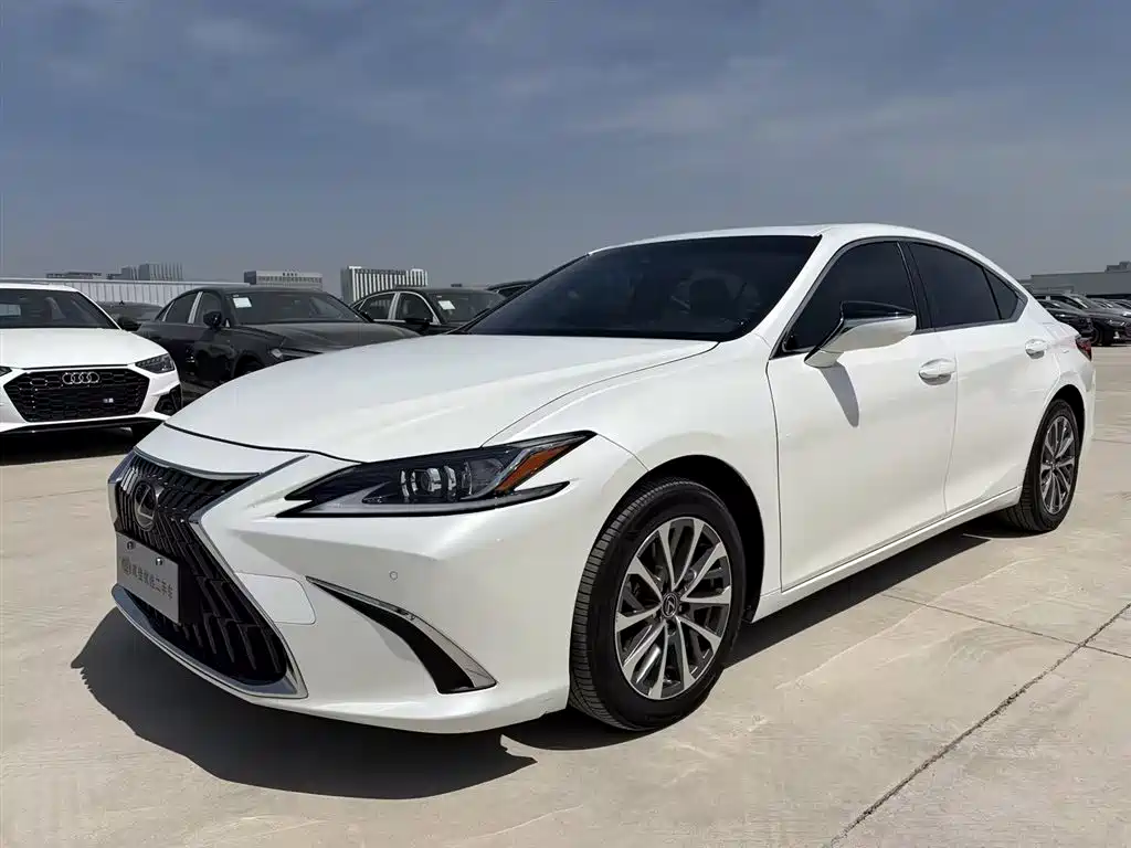 Lexus ES 2023 — фото 1