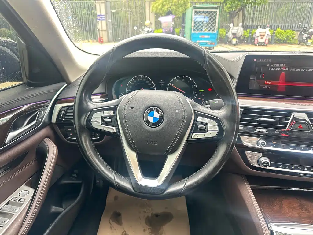 BMW 5 Series 2018 — фото 11