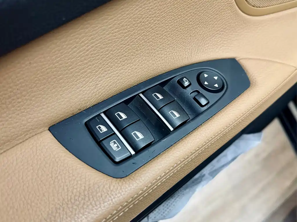 BMW 7 Series 2010 — фото 11