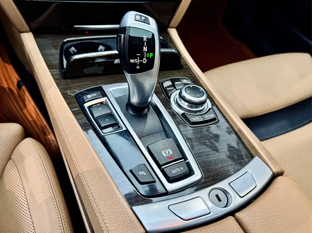 BMW 7 Series 2010 — фото 17