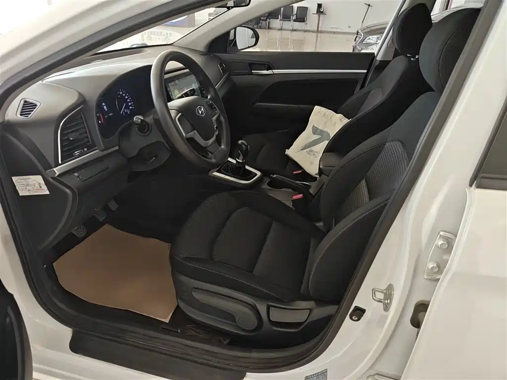 Hyundai Elantra 2018 — фото 15